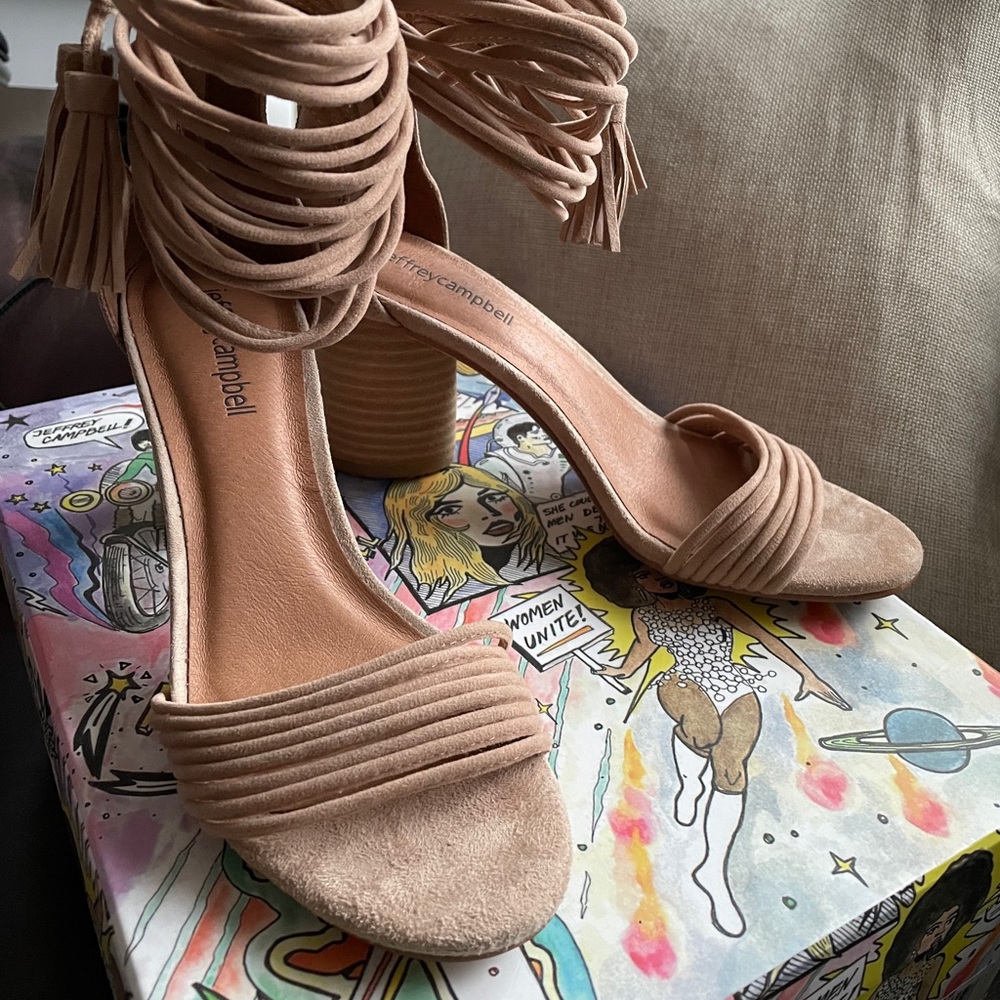Pallas in color “beige suede”